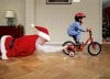 babbo natale divertente bambino bici tira barba.jpg