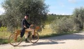 Matteo-Luzzana-con-una-copia-della-prima-bicicletta-della-storia-allEroica-2018-770x450.jpg