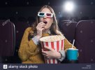 excited-donna-occhiali-3d-mangiare-popcorn-e-guardare-film-per-il-cinema-p0g3f9.jpg