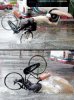 In-bici-con-ombrello.jpg